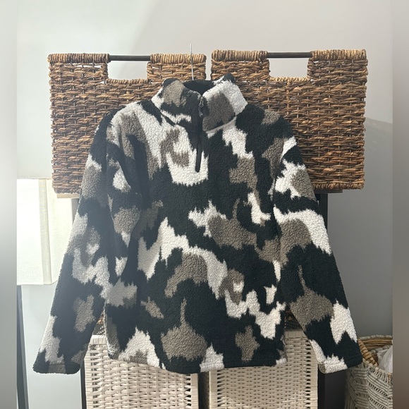 Eddie Bauer Sweaters - Eddie Bauer Mediu
Quarter zip Camouflage Fleece Pullover